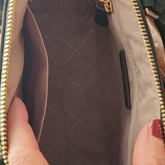 Michael Kors Ciara MD Messenger - Picture 5 of 7